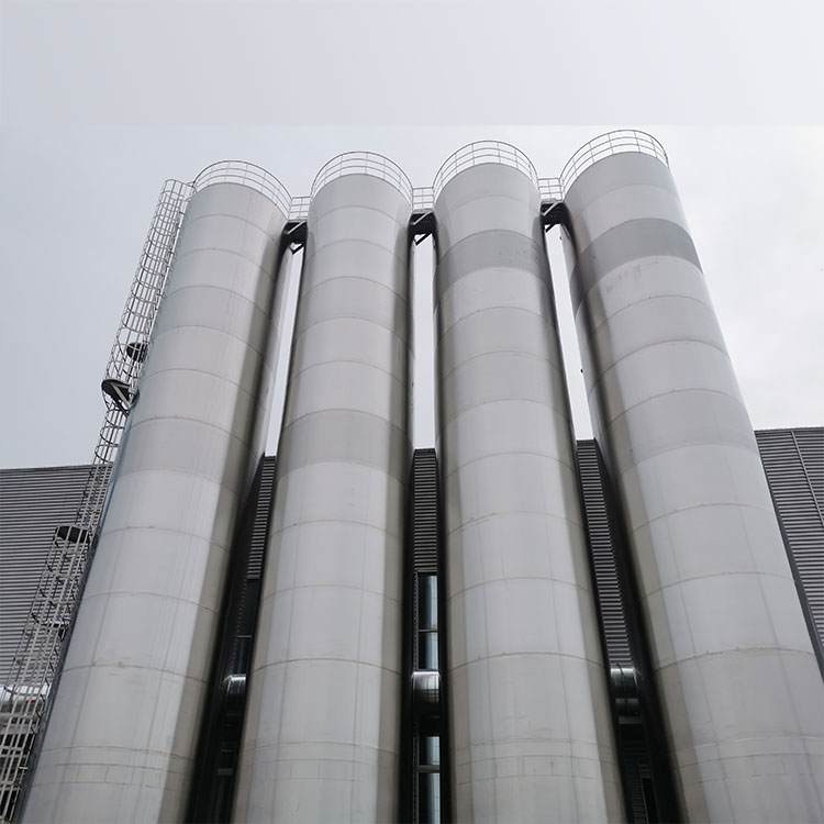 In che modo i silos di stoccaggio all'aperto migliorano l'efficienza nella movimentazione dei materiali sfusi?
